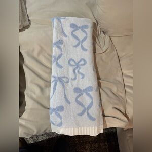 Blue Bow Pattern Throw Blanket
